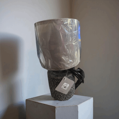 Κλασικό Επιτραπέζιο Φωτιστικό με Ανάγλυφη Κεραμική Βάση & Μπεζ-Γκρι Καπέλο